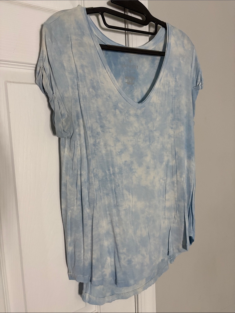 American Eagle Outfitters Light Blue Tie-Dye V-Neck Tee